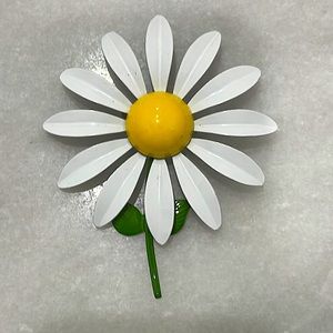 Metal vintage Daisy pin.